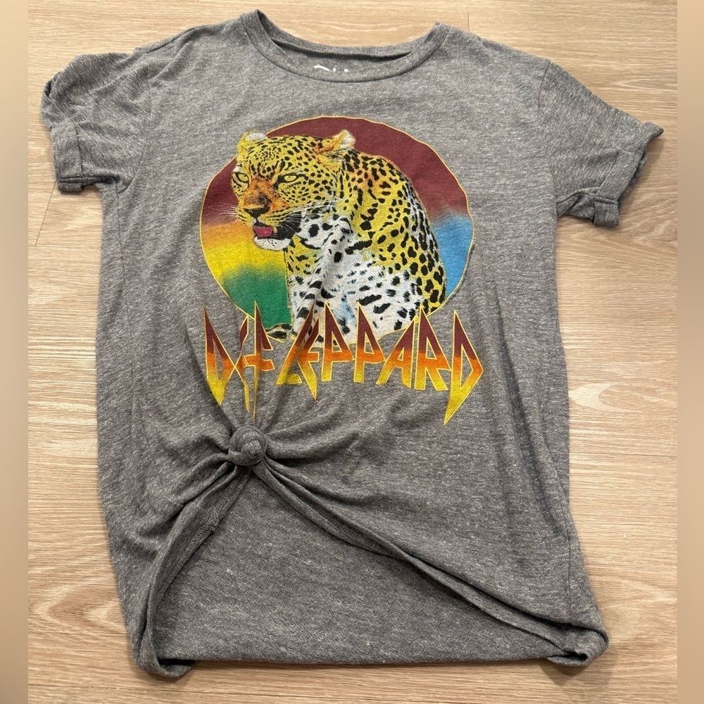 Chaser Def Leppard Short Rolled Sleeve Crew Neck Graphic Tee - Picture 2 of 5